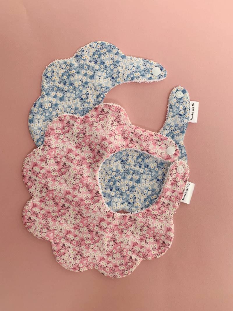 Rosa Und Blaues Lätzchen Aus Liberty London-stoff, Zackenrand, Rosa Tana Lawn Mit Weißen Blumen, Fertig Zum Verschicken von MonicaAndMe