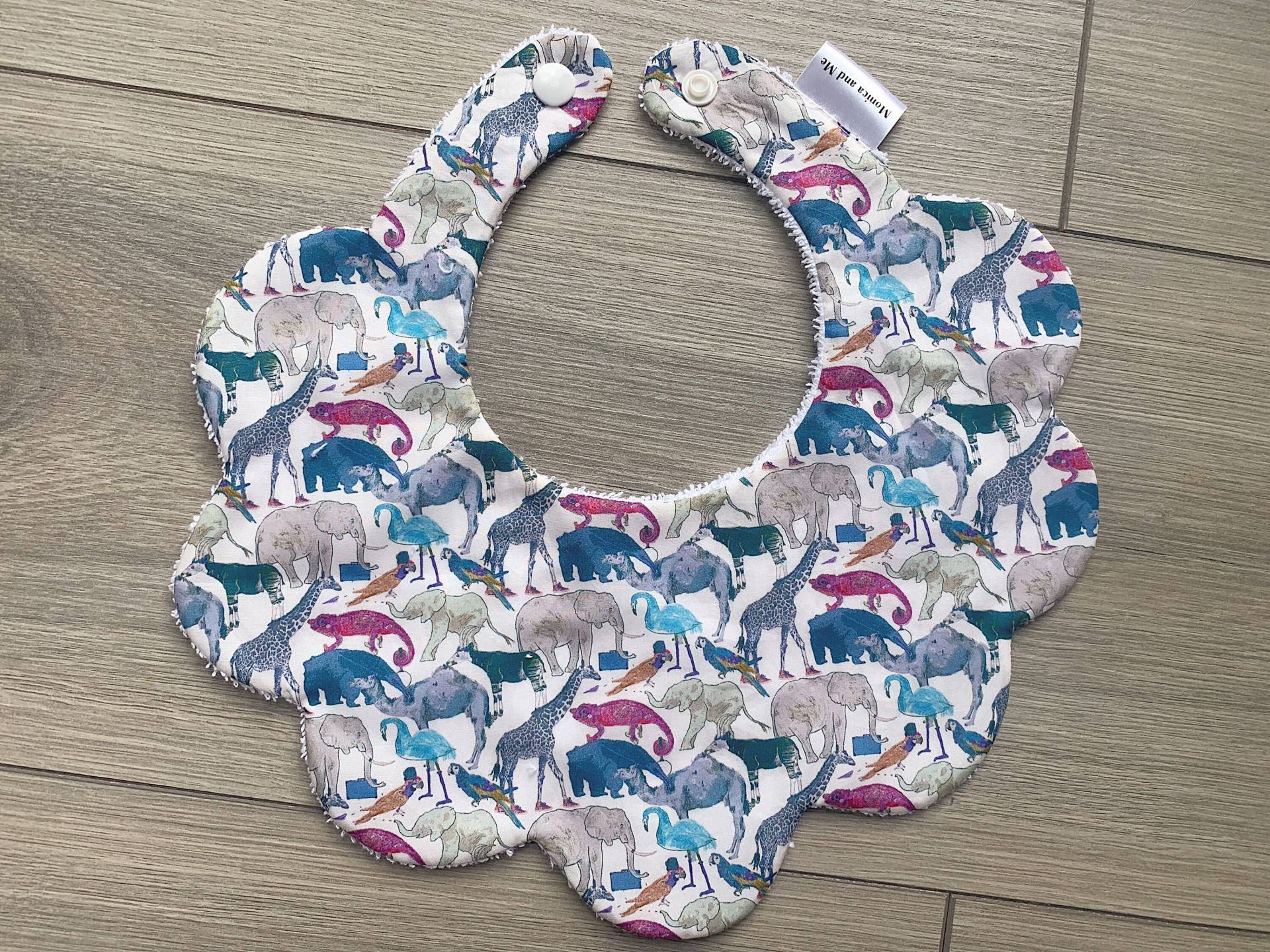 Zoo-Thema Baby-Lätzchen, Tukan-Druck, Liberty London Tana Rasen, Tier-Print Ausgebogten Lätzchen, Elefanten - Und Giraffenstoff von MonicaAndMe