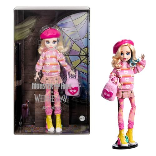 Monster High Wednesday Puppe und Accessoires, Enid Sinclair Sammelfigur in pink mit Baskenmütze und Rucksack, Puppenständer, HXJ05 von Monster High