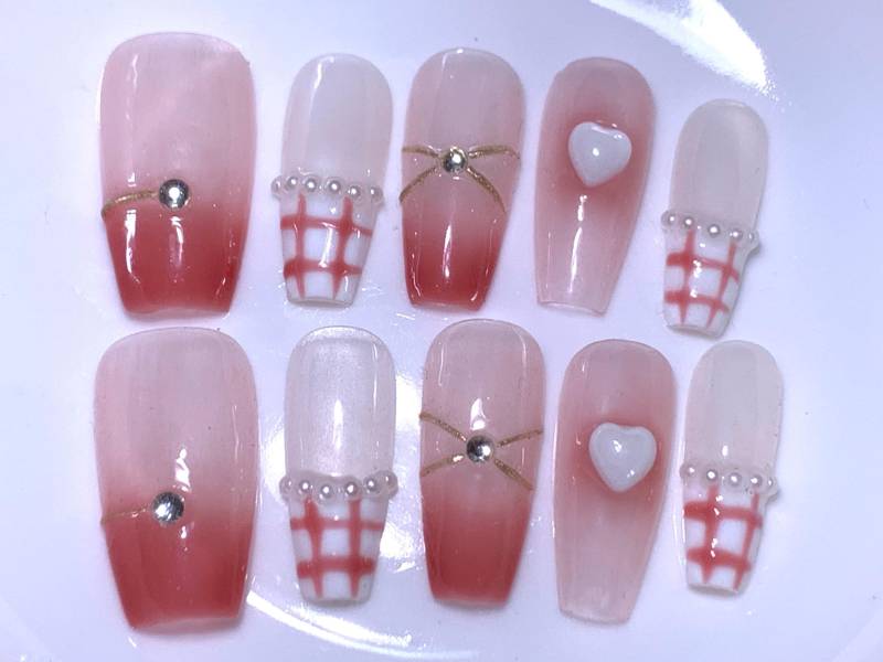 Air Brush Pink Drücken Sie Auf Die Nägel | Jelly & Weiß Ombre Nagel Set |Perlen Motiv in Fake Herz 3D Gel Nail Art Niedliche von MouadDesignWaren