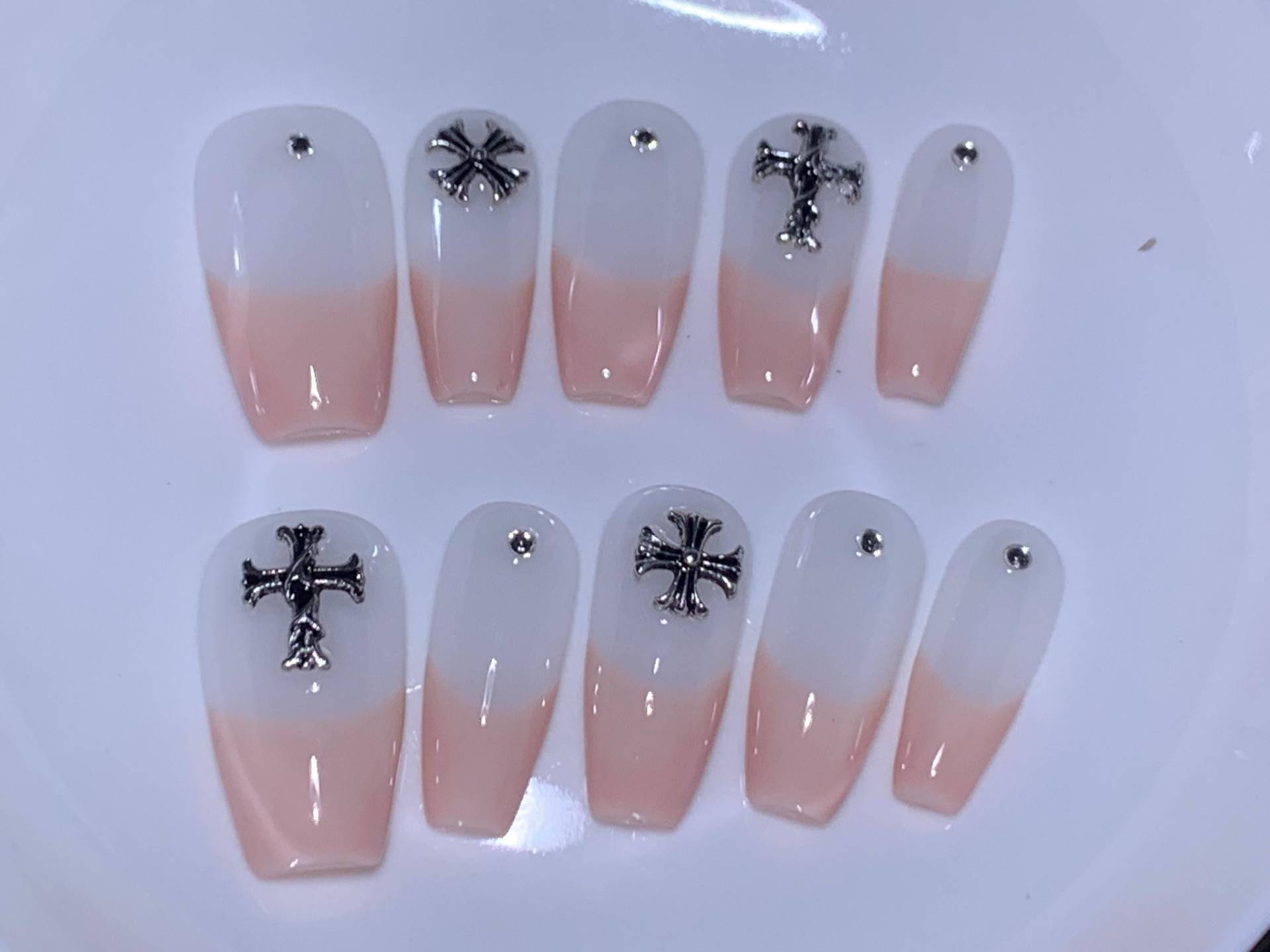 Baby Rosa Kreuz Drücken Sie Auf Die Nägel | Silber Chrom Gel Coole Sommersarg Benutzerdefinierte Nagelkunst Niedliche Acryl von MouadDesignWaren