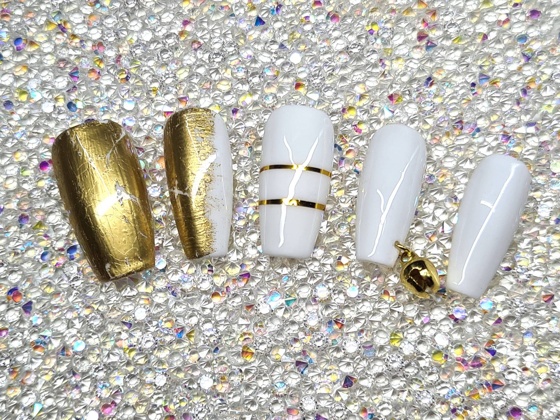 Press On Nail - Gold Weiss Design Mit Süßen Glöckchen von MrsSuNails