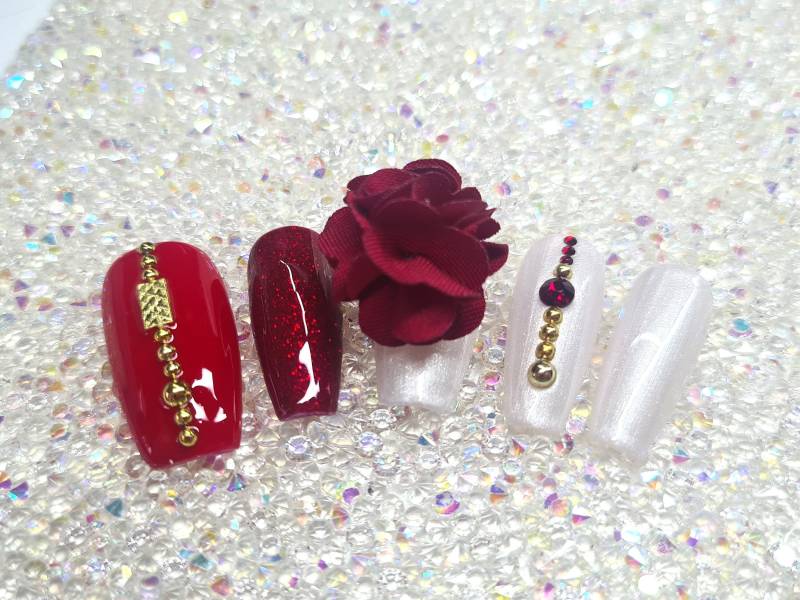 Press On Nails - Rotes Nagel Design Mit Abnehmbarer Rose von MrsSuNails