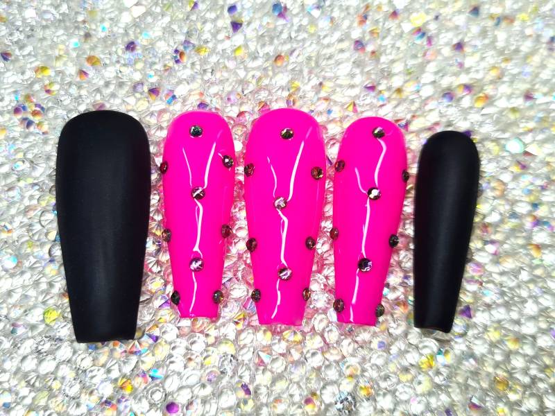 Schwarz Matt Mit Einem Coolen Pink - Nagel Design von MrsSuNails