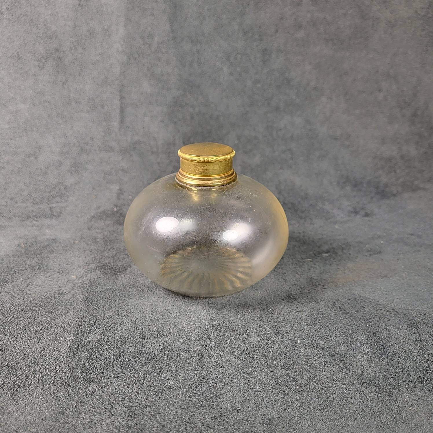 Parfümflasche Glaskugelflasche Goldener Schraubverschluss Vintage Plissierter Glashintergrund von MyFrenchIdeedAntique