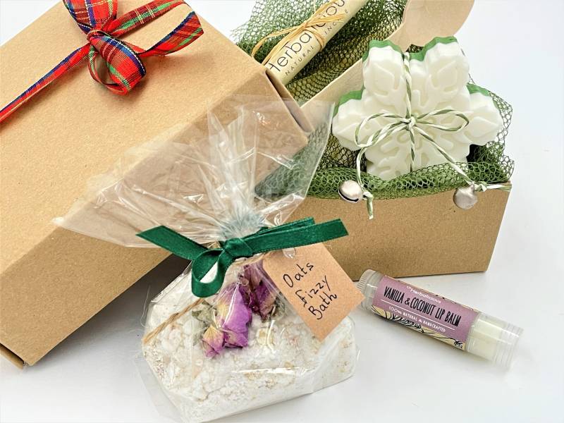 Vanille Weihnachtsgeschenk Für Sie, Hafer Sprudelbad, Lippenbalsam Kokosnuss, Natürliche Seife, Spa-Geschenk Freundin, Wichtelgeschenk von MyHerbalicious