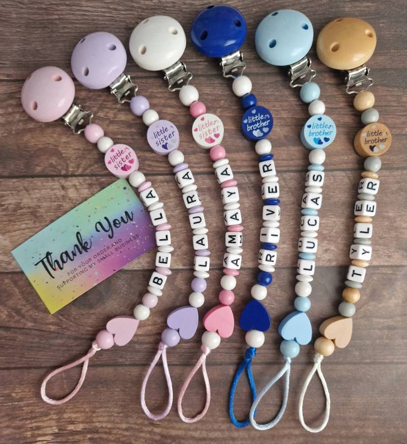 Kleine Schwester/Kleiner Bruder | Personalisierte Hölzerne Schnullerclip Schnullerkette Mam Blau/Pink Baby Junge Mädchen Baby-Dusche-Geschenk von MyLittleAngelGB