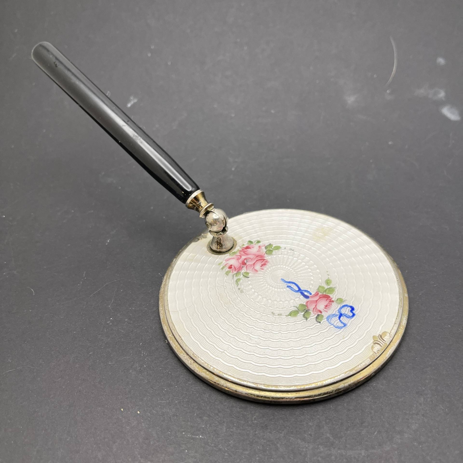 Guilloche Handspiegel Mit Klappgriff, Handgemaltes Blumenmuster, Ausgezeichneter Zustand, Spiegel Ist 3 5/8 Zoll Im Durchmesser von MySimpleDistractions