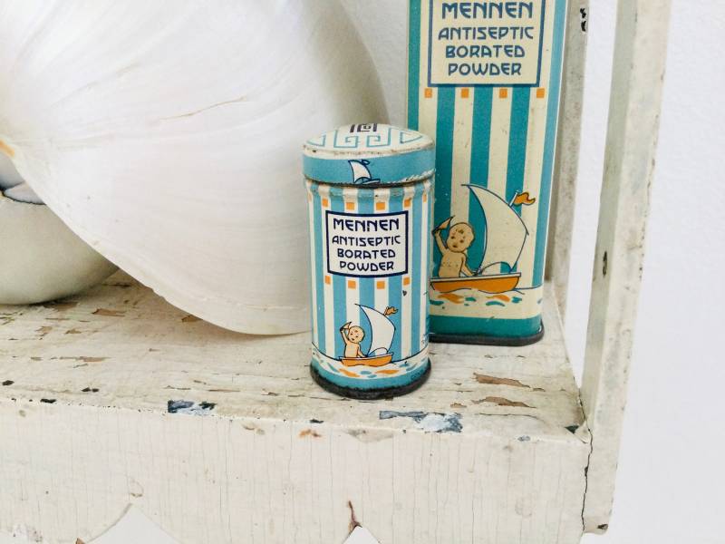 Kleine Vintage Baby Puder Mennen Talcum Dose Aqua Blau Mit Segelboot, Badezimmer Eitelkeit von Mymillienroses