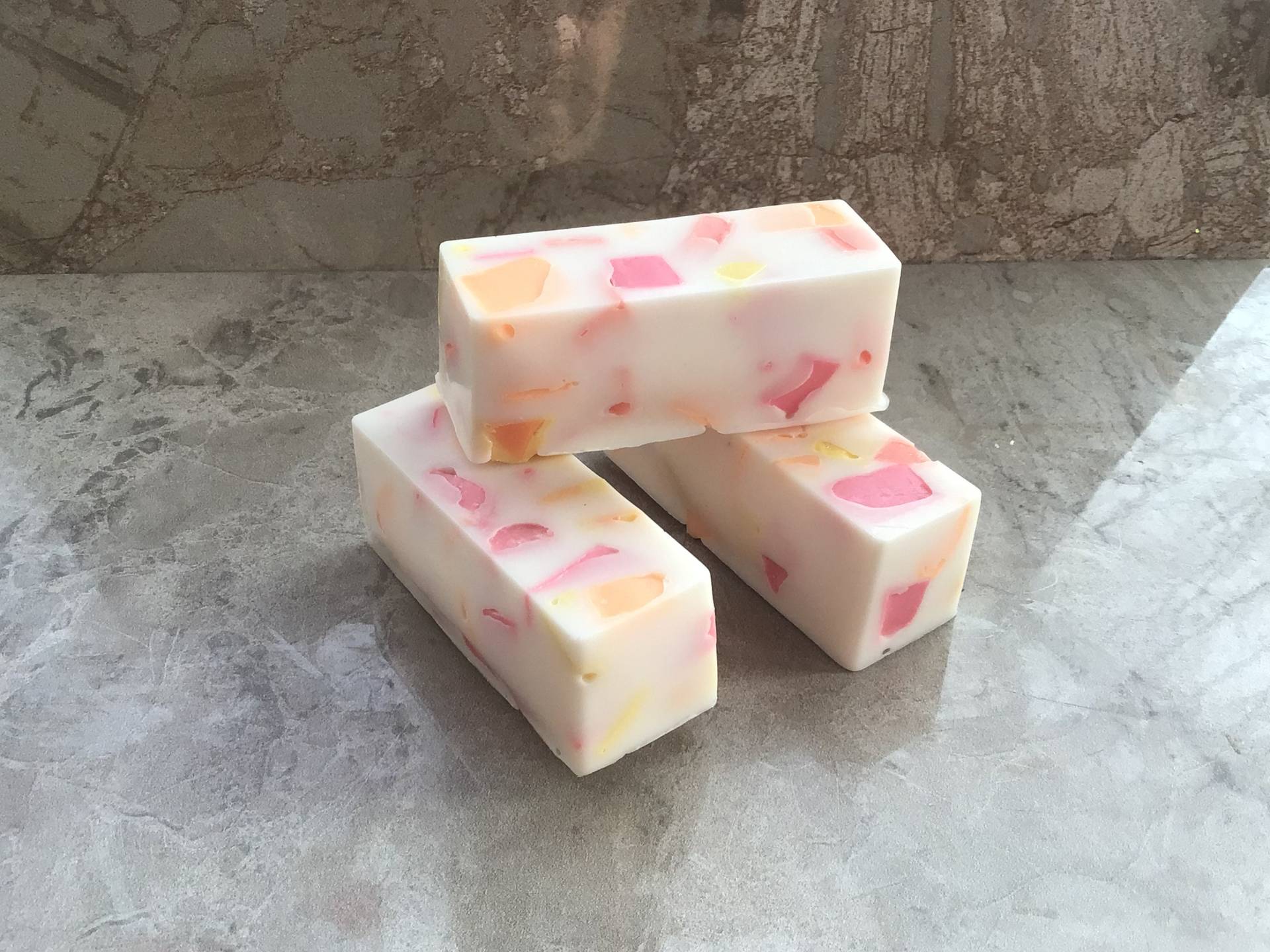 Gelb, Orange, Rosa Glycerin Seife Konfetti Mit Weißen Double Butter Handgemachte Seifenstücke von MysticMerchantGifts