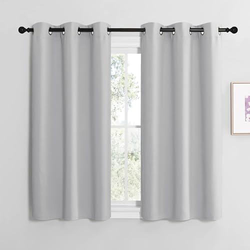 NICETOWN Scheibengardinen Kurz 2er Set H120 x B107 cm Verdunklungsvorhänge mit Ösen Gardinen Kurz Fenster Vorhänge Hellgrau Kurzgardine Modern Küchengardinen Thermal Curtains, H120 x B107 cm von NICETOWN