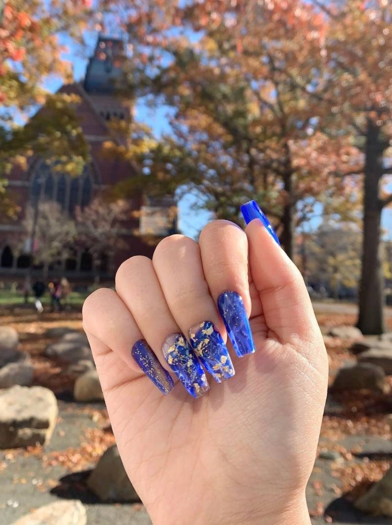 Goldblaue Eiszapfen | Handgemachte Dunkelblaue Marmor Goldnägel von NaailsByNeNe