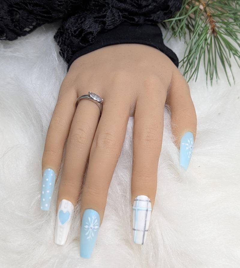 Weihnachtsnägel/Winter Nails Press On Set Nägel Gelnägel /Kunstnägel Hellblau Schneeflocken Herz von NagelUniversum