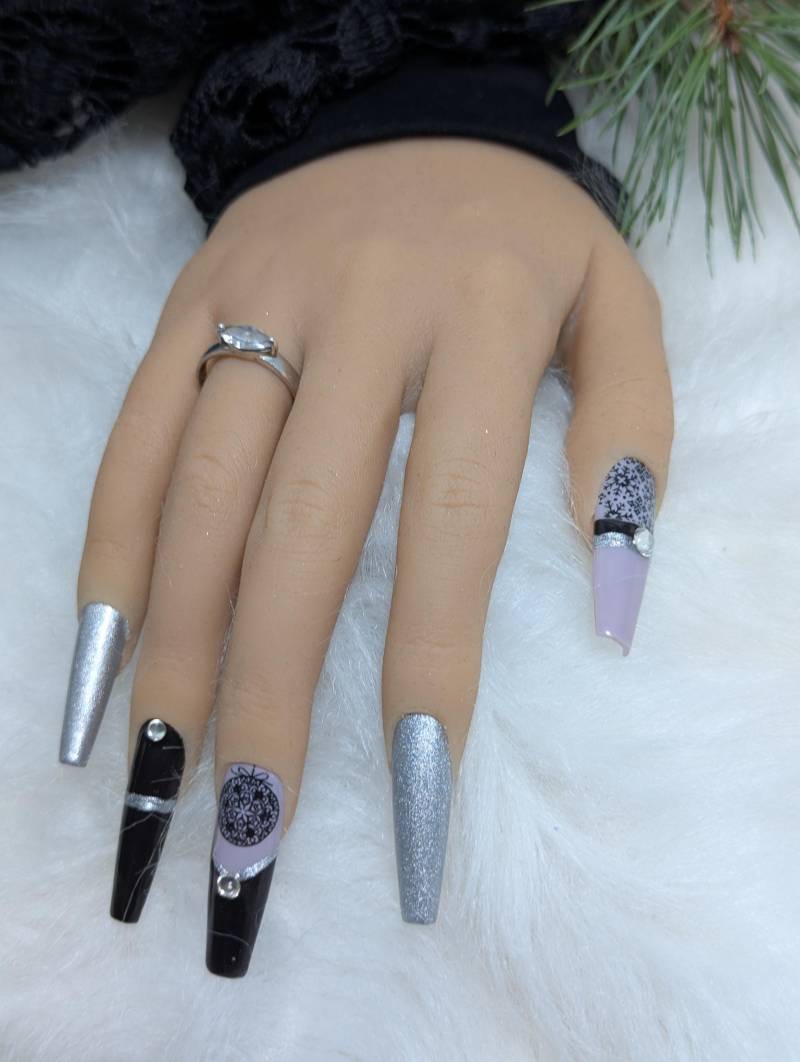 Weihnachtsnägel/Winter Nails Press On Set Nägel Gelnägel /Kunstnägel Schwarz /Grau-Lila Steinchen von NagelUniversum