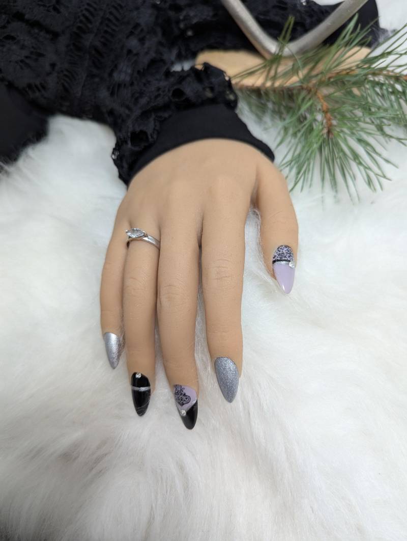 Weihnachtsnägel/Winter Nails Press On Set Nägel Gelnägel /Kunstnägel Schwarz /Grau-Lila Steinchen von NagelUniversum