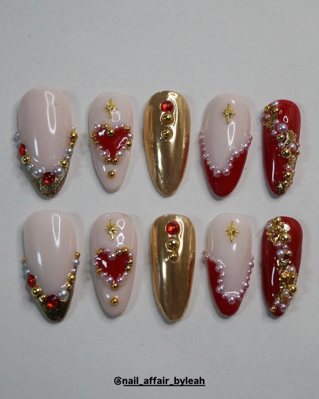 Luxuriöse Gold-Rote Chrom Press-On Nägel Mit Herzen - Glamour Valentines Set, Chrom-Details, Perlen Und von NailAffairbyLeah