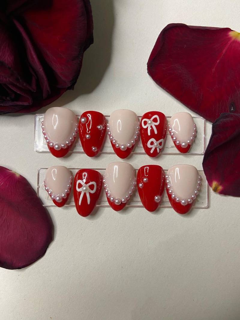 Rotes Valentines Day Nagelset Mit Perlen Und Schleifen von NailAffairbyLeah