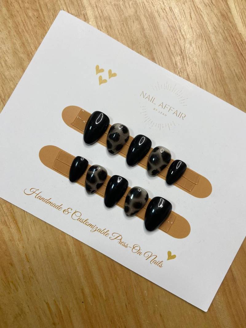 Schwarze Blooming Press On Nägel - Handgemachte Und Wiederverwendbare, Schwarze von NailAffairbyLeah