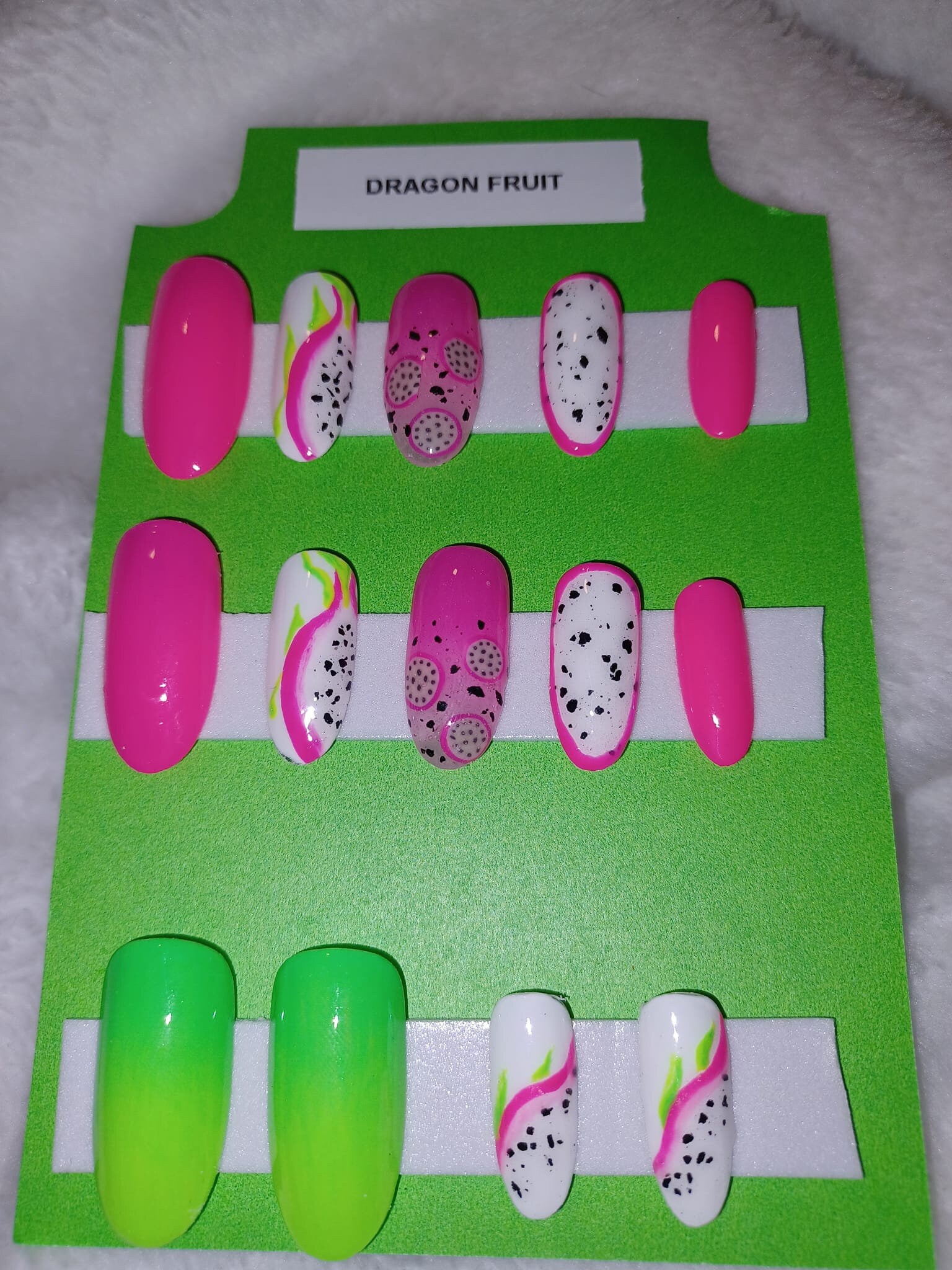 Drachenfrucht | Schwarzlichtreaktiv Komplettes Nagelset von NailMePressOns