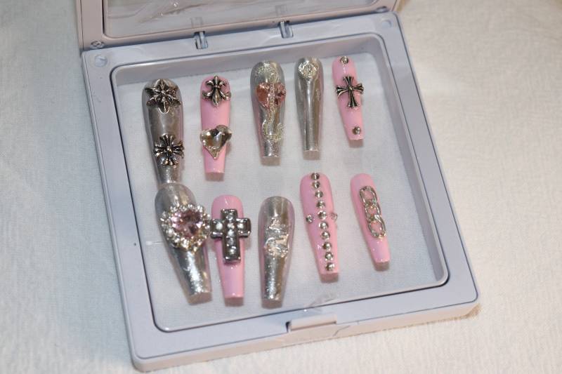 Pink & Silber Goth Press On Nails Cross Bones Emo Punk Nägel Luxus Bejeweled Chrom Künstliche Lange Sarg Halloween von NailNailLab