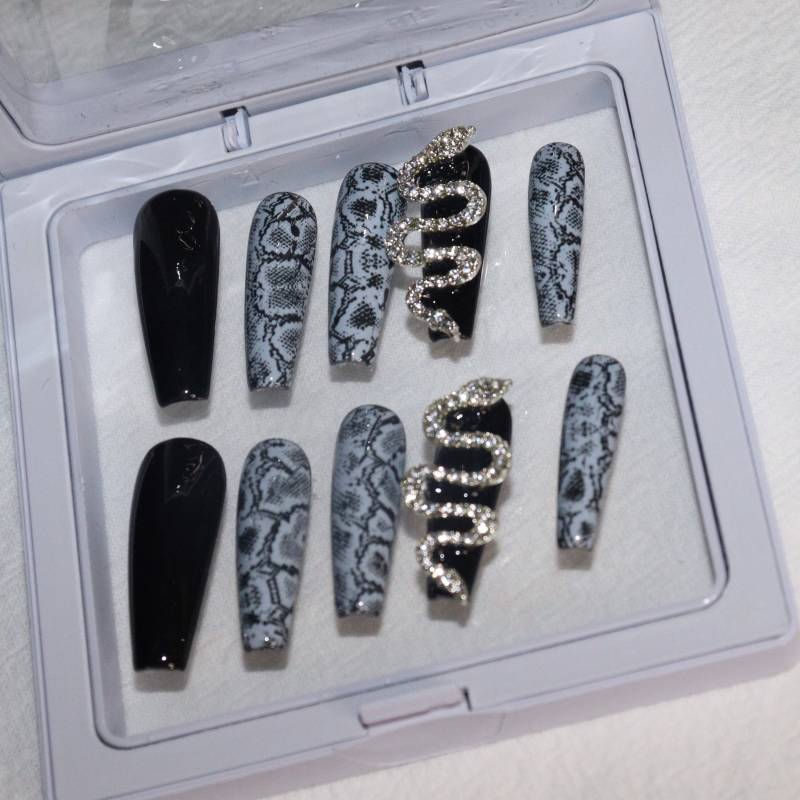 Schlangendruck Gothic Chrom Nägel Luxus Party Dunkel Schwarz Emo von NailNailLab