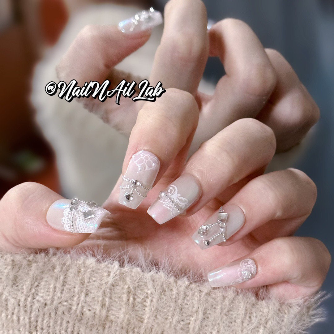 Weiße Spitze Hochzeit Drücken Auf Nägel Wunderschöne Kurze Glitzer Luxus Party Chrom Bejeweled von NailNailLab