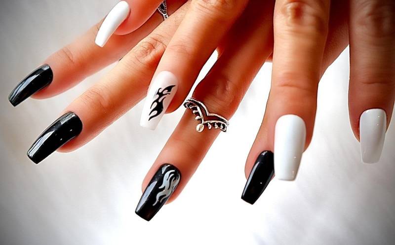 Black & White Flames Press On Nails von NailartbySoonie