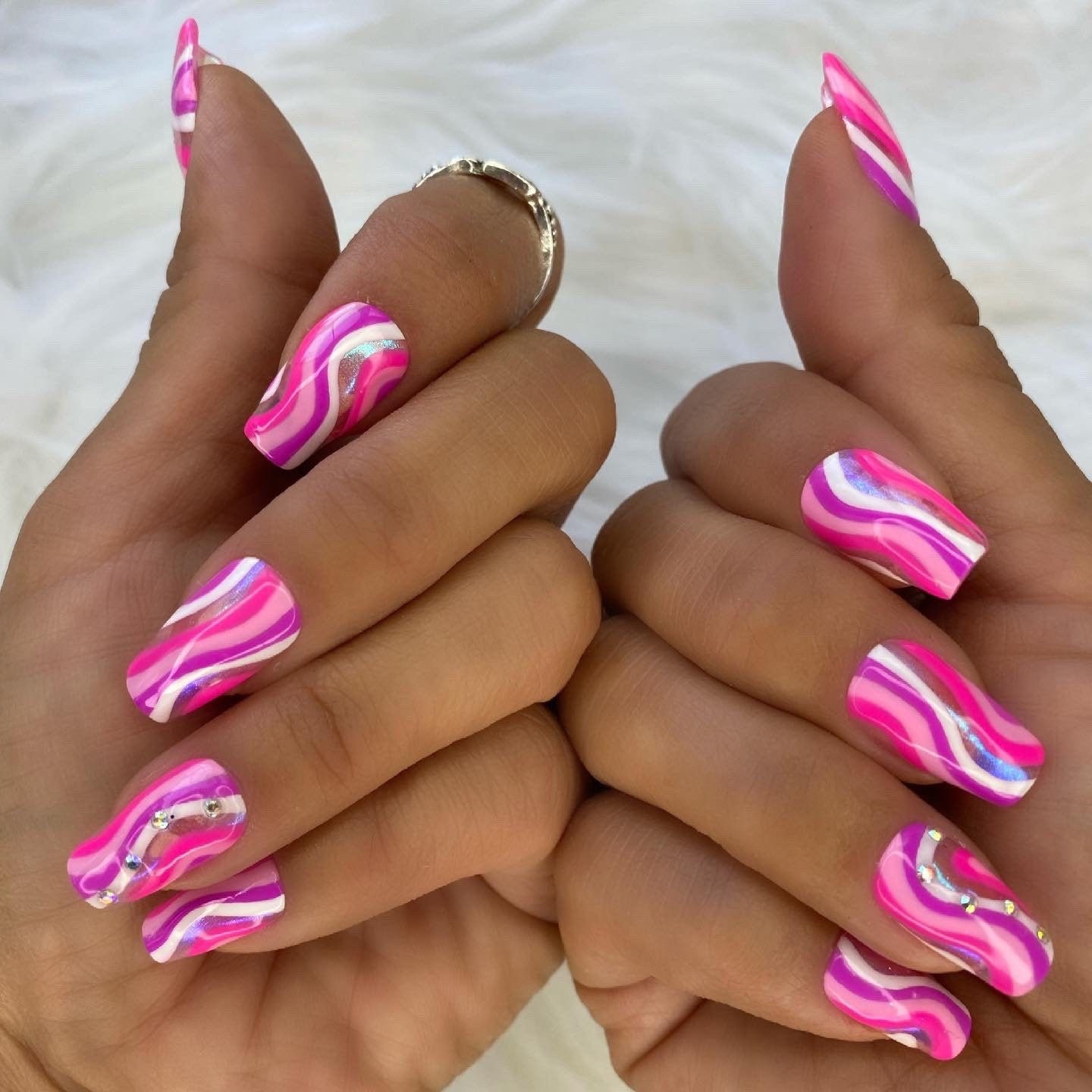 Einhorn Chrom Mit Pink Und Weiß Swirl Press On Nails von NailartbySoonie