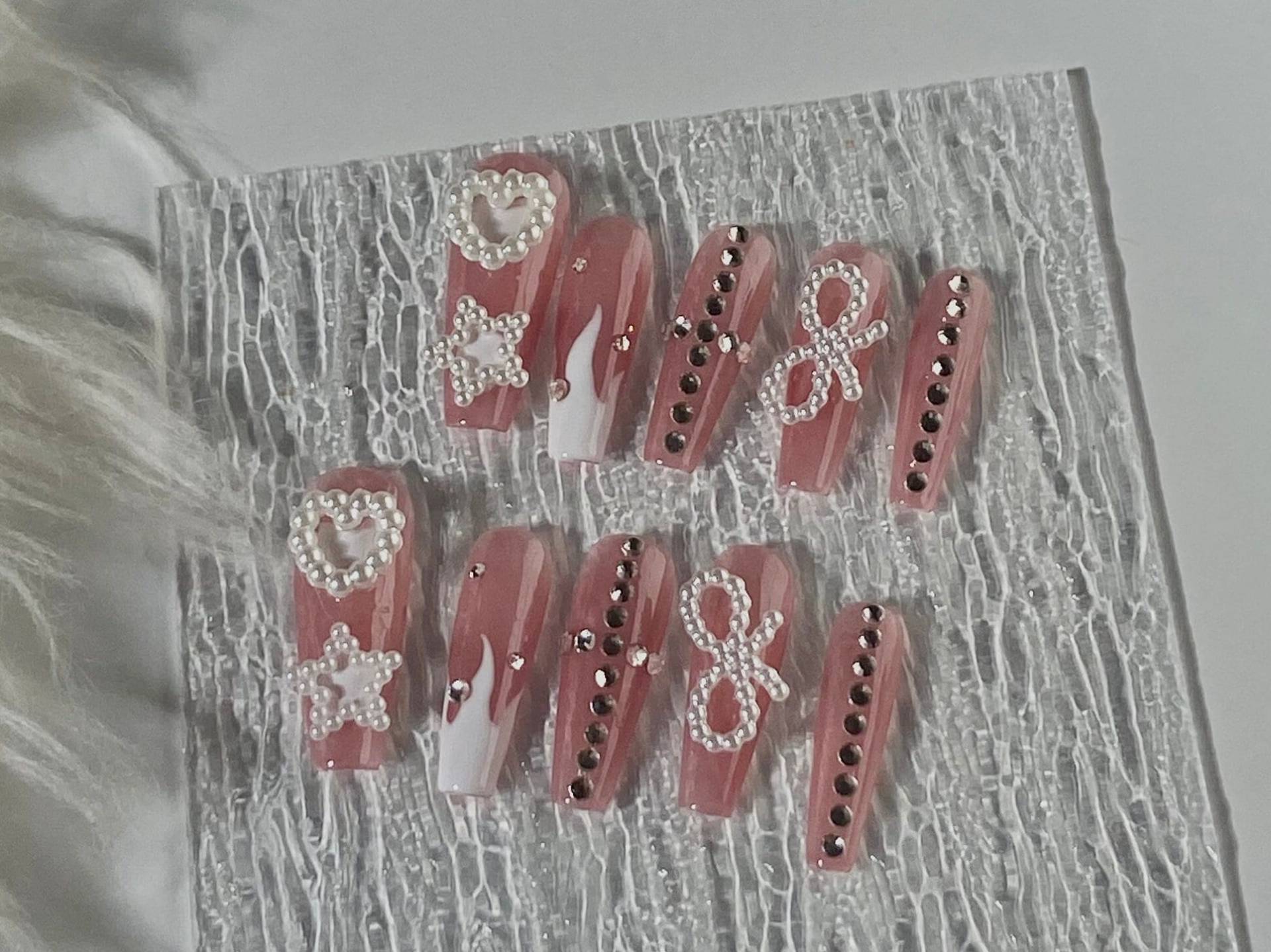 Pink & White Press On Nails Mit Schleifen Und Herzen von Nailbyirene