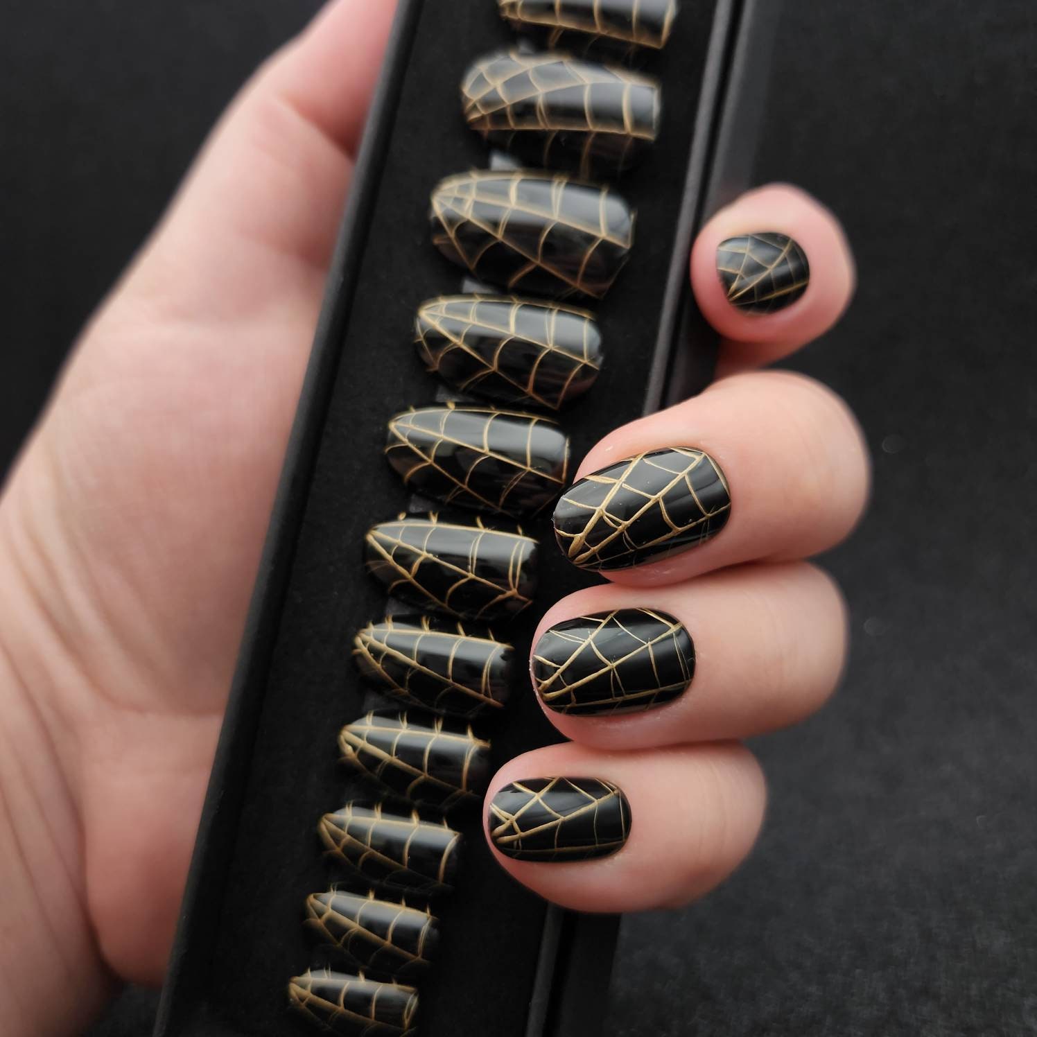 Press On Nails Gelnägel Künstliche Nägel Acrylnägel Handgefertigt Gold Schwarz Kurz Oval Spinnennetz Spiderweb Darkweb Halloween Gothic von NaildITbyValentina