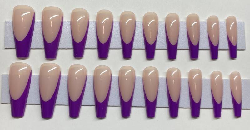 Akt Mit Lila Französisch Tip X Long Coffin Press On Nail Kit von NailditbyTara