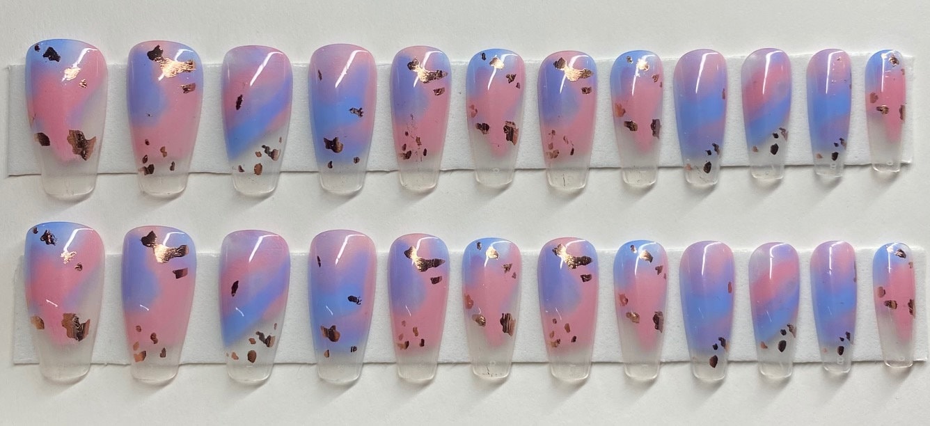 Blau, Pink Und Klar Mit Goldfolie Langer Sarg Press On Nail Kit von NailditbyTara