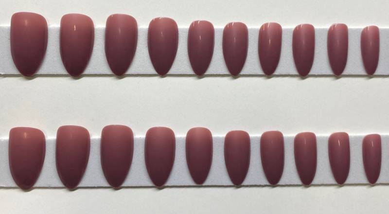 Dark Mauve Medium Stiletto Drücken Sie Auf Den Nagel Kit von NailditbyTara