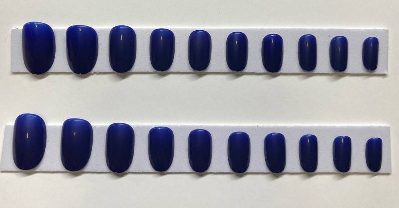 Dunkelblau Medium Rund Press On Nail Kit von NailditbyTara