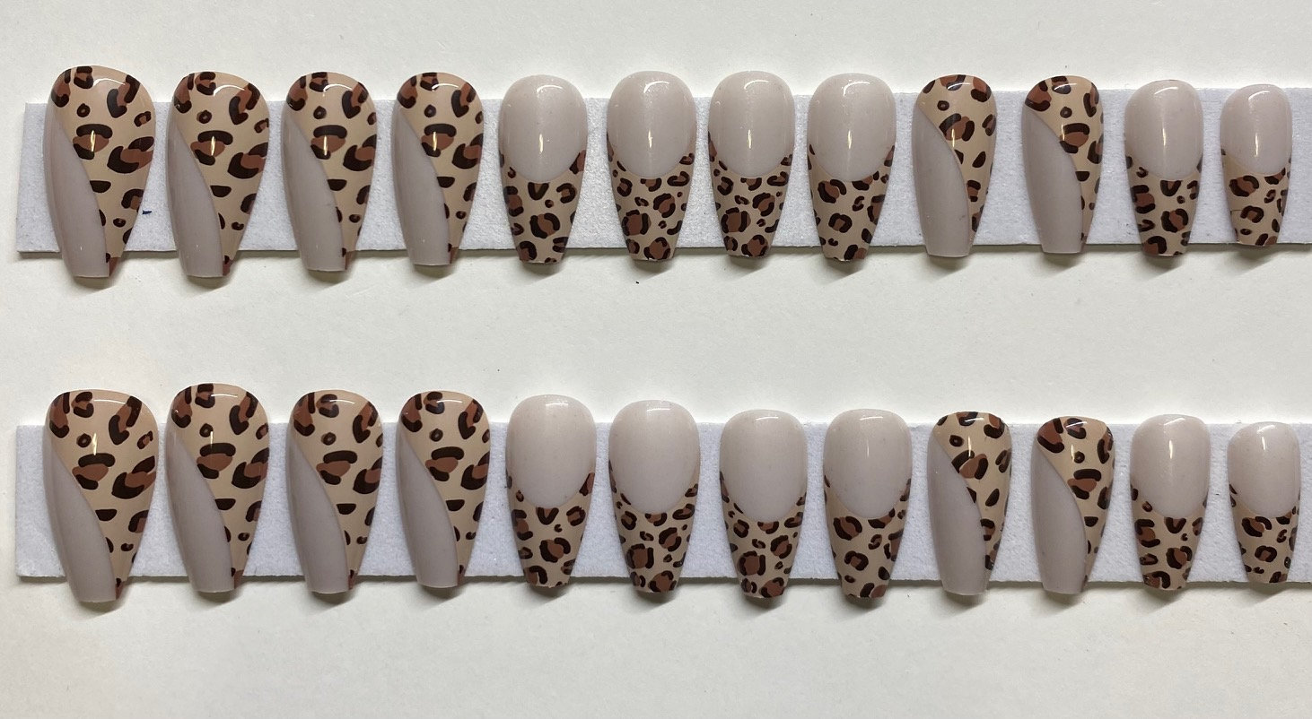 Leichter Schimmer-Nude Mit Animal Print Und French Tip Long Coffin Press On Nail Kit von NailditbyTara