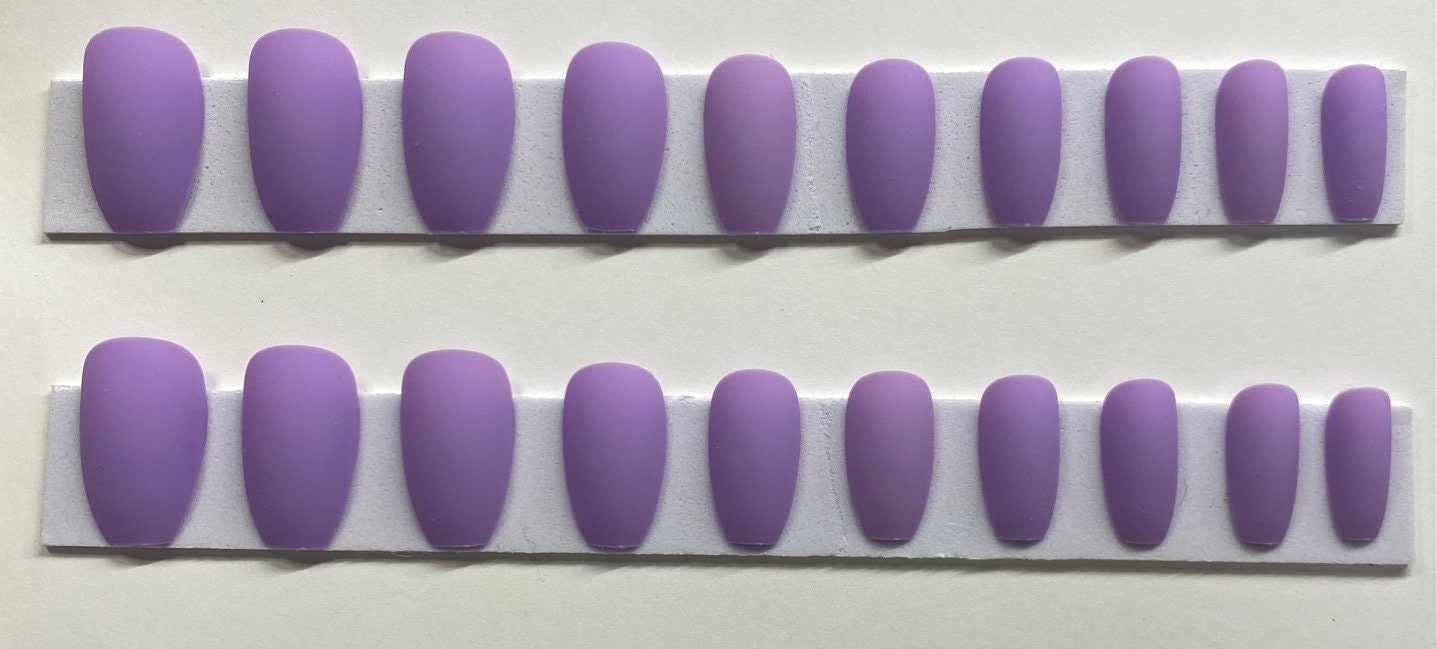 Matte Light Purple Medium Coffin Drücken Sie Auf Den Nagel Kit von NailditbyTara