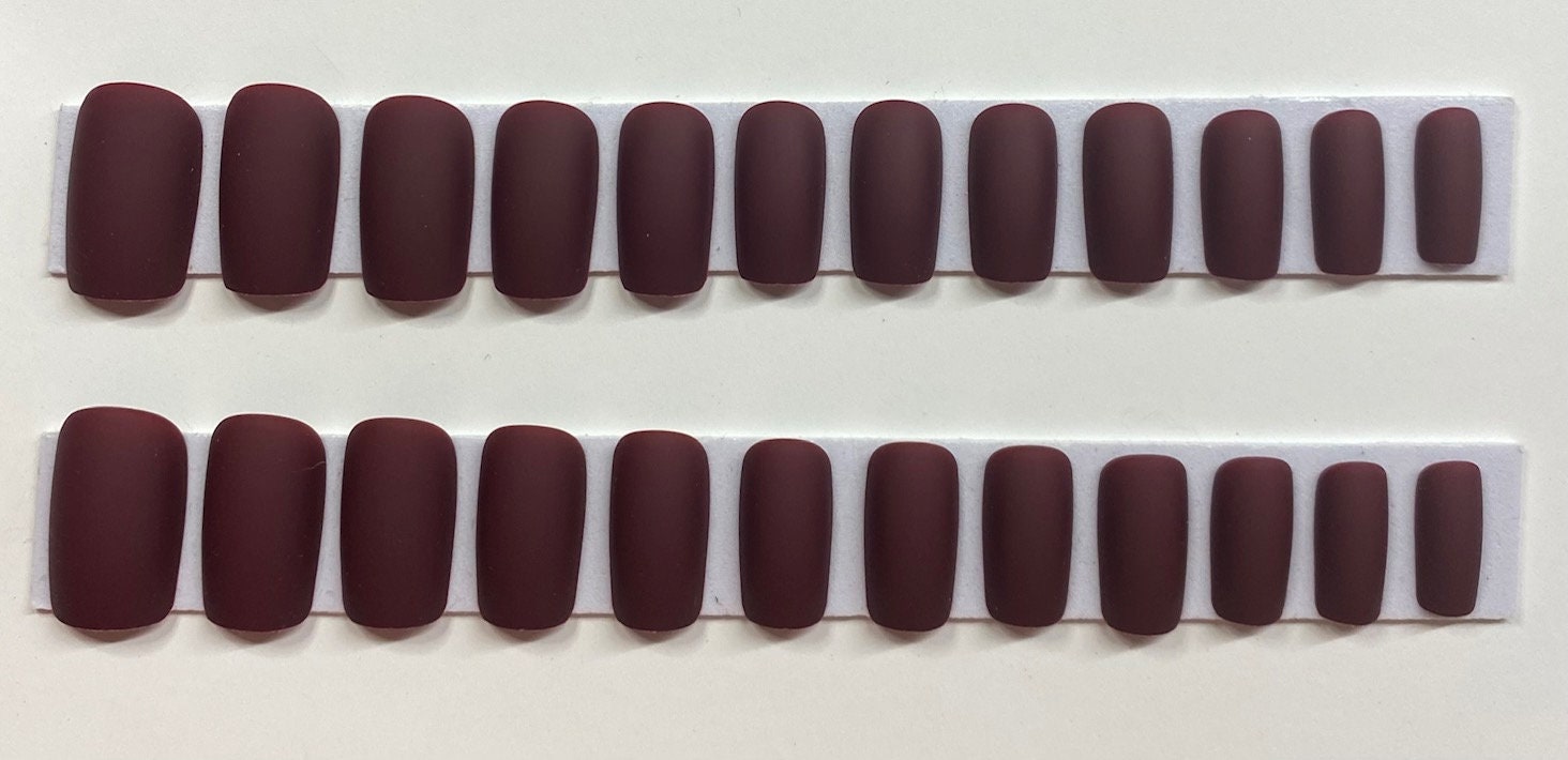 Matte Maroon Medium Square Drücken Sie Auf Den Nagel Kit von NailditbyTara