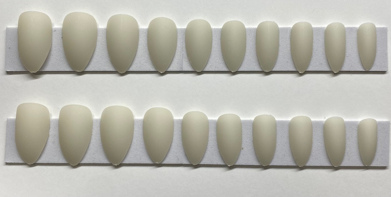 Matte Off White Medium Stiletto Drücken Sie Auf Den Nagel Kit von NailditbyTara