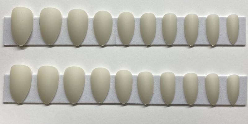 Matte Off White Medium Stiletto Drücken Sie Auf Den Nagel Kit von NailditbyTara