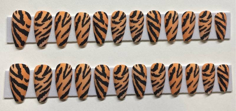 Mattes Orange Mit Schwarzem Zebra Print Animal Langer Sarg Press On Nail Kit von NailditbyTara