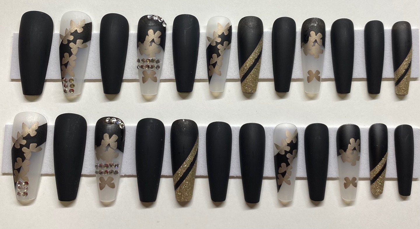 Mattes Schwarz Mit Klaren, Goldenen Schmetterlingen, Goldenem Glitzer Und Strass Xl Coffin Press On Nail Kit von NailditbyTara