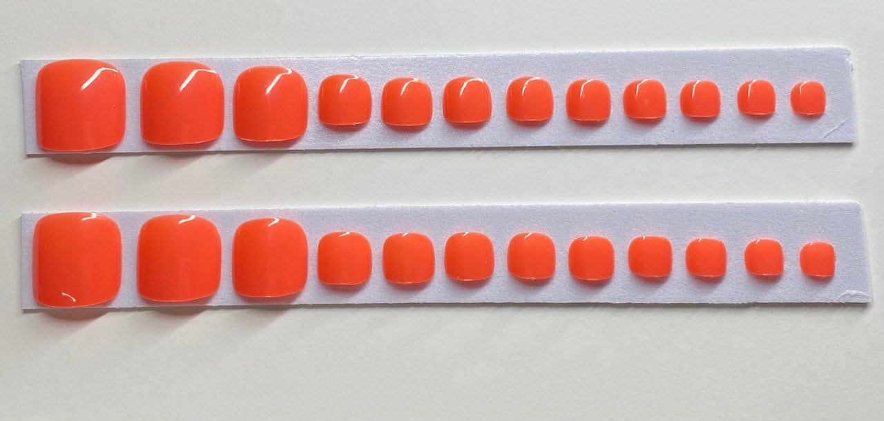 Orangefarbene Presse Auf Zehennagel von NailditbyTara