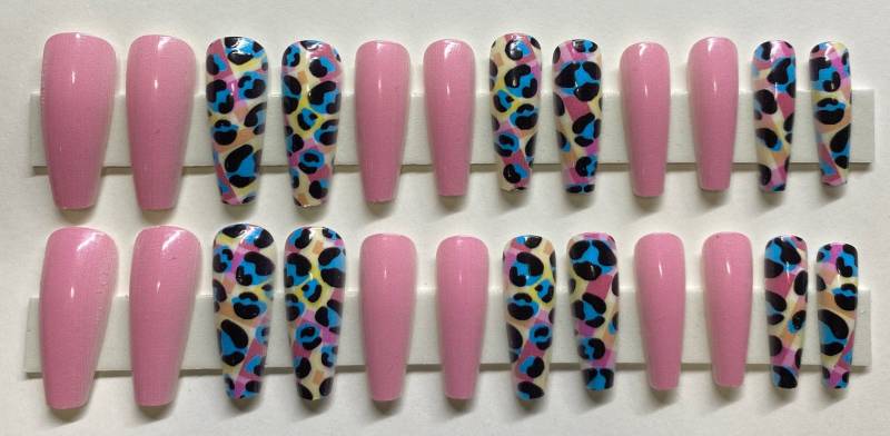 Pink Mit Gelb, Und Blau Animal Print X Long Press On Nail Kit von NailditbyTara