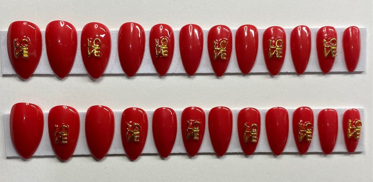 Rot Mit Gold "Love" Charms Valentinstag Medium Stiletto Drücken Sie Auf Den Nagel Kit von NailditbyTara