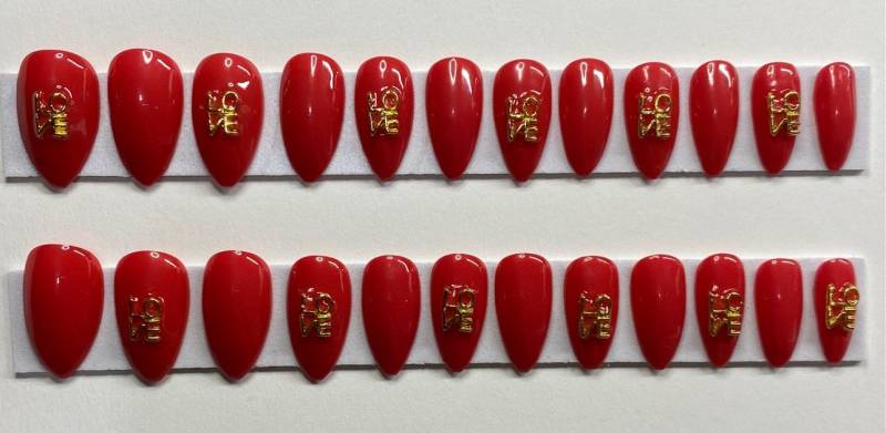 Rot Mit Gold "Love" Charms Valentinstag Medium Stiletto Drücken Sie Auf Den Nagel Kit von NailditbyTara