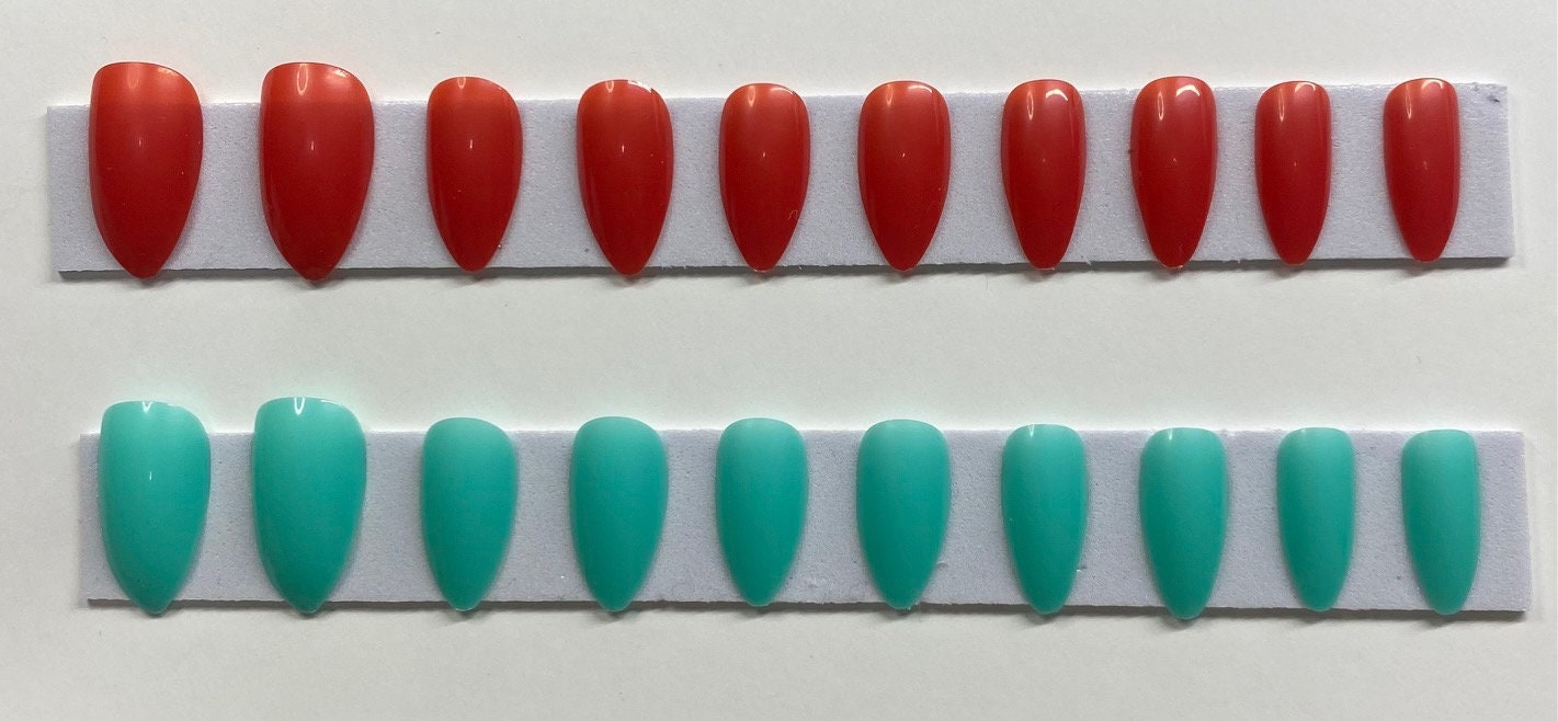 Rot Und Türkis Medium Stiletto Drücken Sie Auf Den Nagel Kit von NailditbyTara