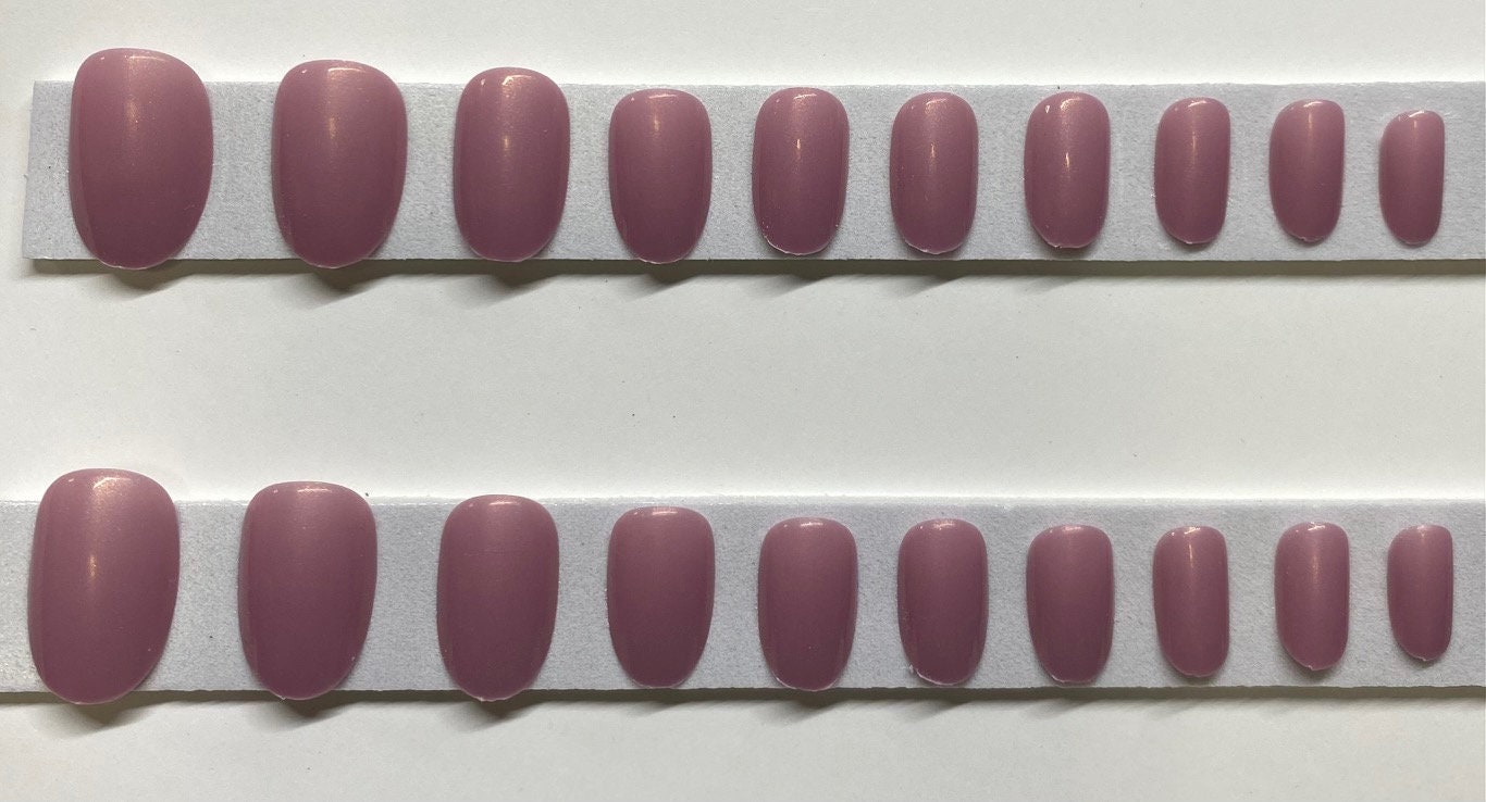 Schimmernde Rose Medium Runde Press On Nail Kit von NailditbyTara