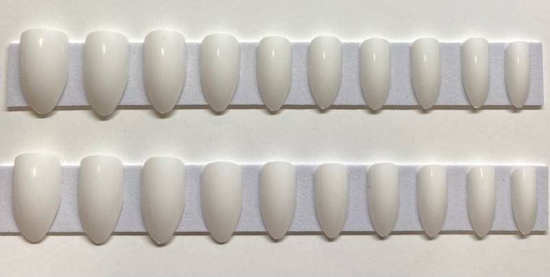 Weiß Medium Stiletto Drücken Sie Auf Den Nagel Kit von NailditbyTara