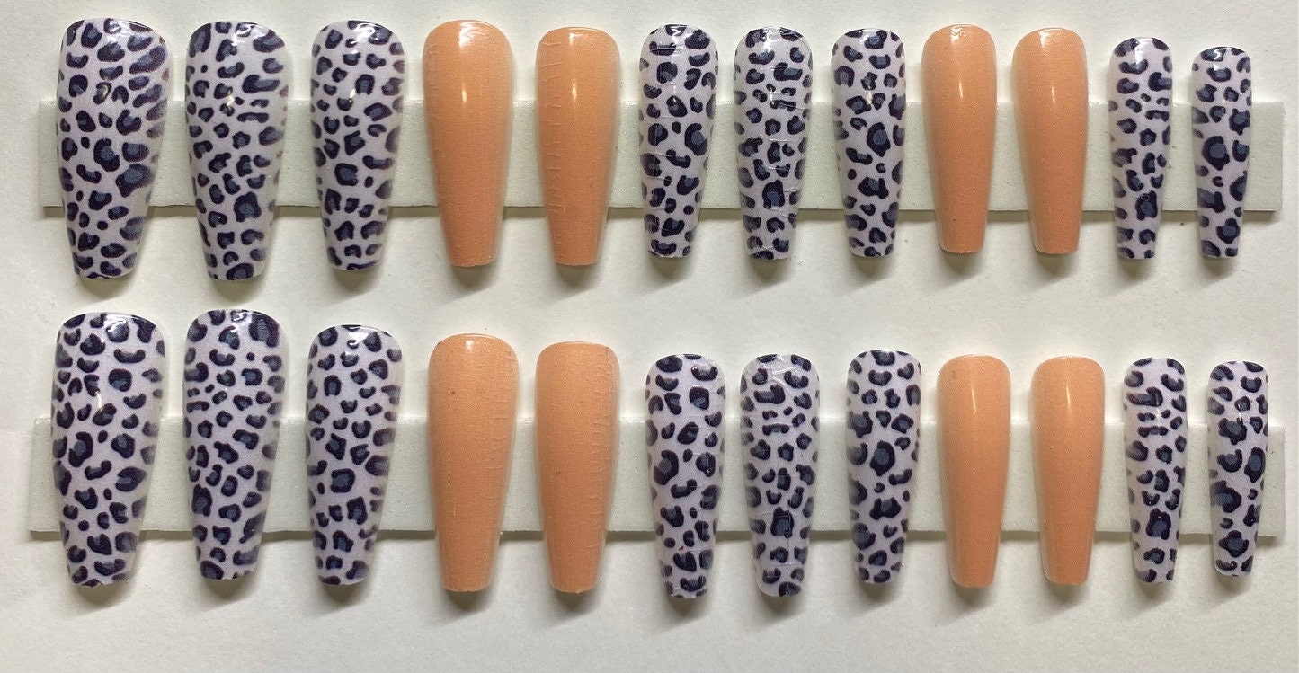 Weiß Mit Grauem Animal Print Und Beige Pfirsich X Long Press On Nail Kit von NailditbyTara