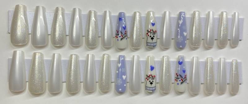 Weiß Mit Irisierendem Glitzer, Weiße Perle/Chrom, Blaue Schneeflocken, Herzen, Eisbären Und Mistel Weihnachten Xl Sarg Press On Nail Kit von NailditbyTara